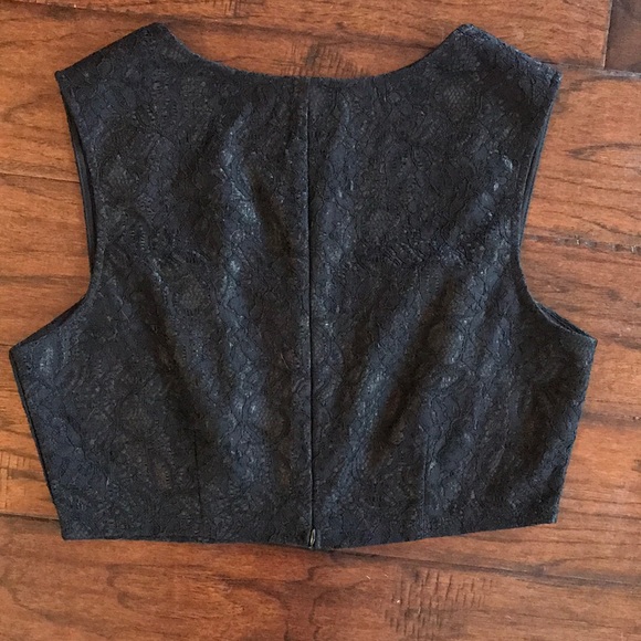 Beautiful lace stitched crop top - Picture 2 of 4